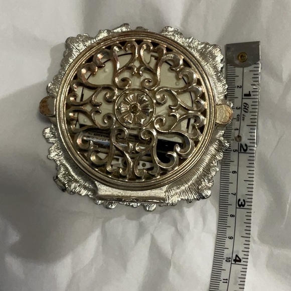 A VINTAGE PEARLIZED LOVELY CLOCK - Picture 7 of 8